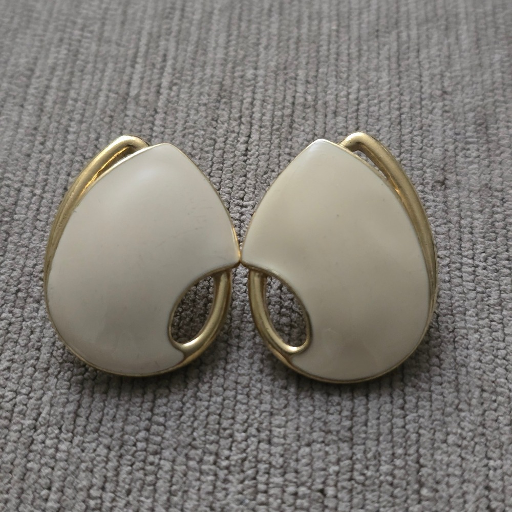 Trifari Vintage Gold Tone Cream Enamel Modernist Teardrop Stud Earrings Pierced